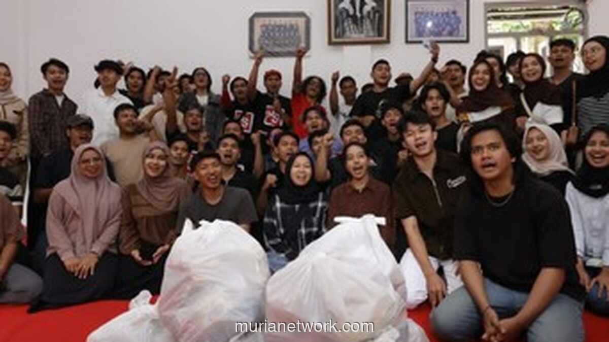 Vespa dan Solidaritas: Slank dan HS Berbagi untuk Mahasiswa Korban Bencana