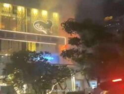 Tim Keamanan Mal Sarinah Padamkan Api Billboard di Thamrin