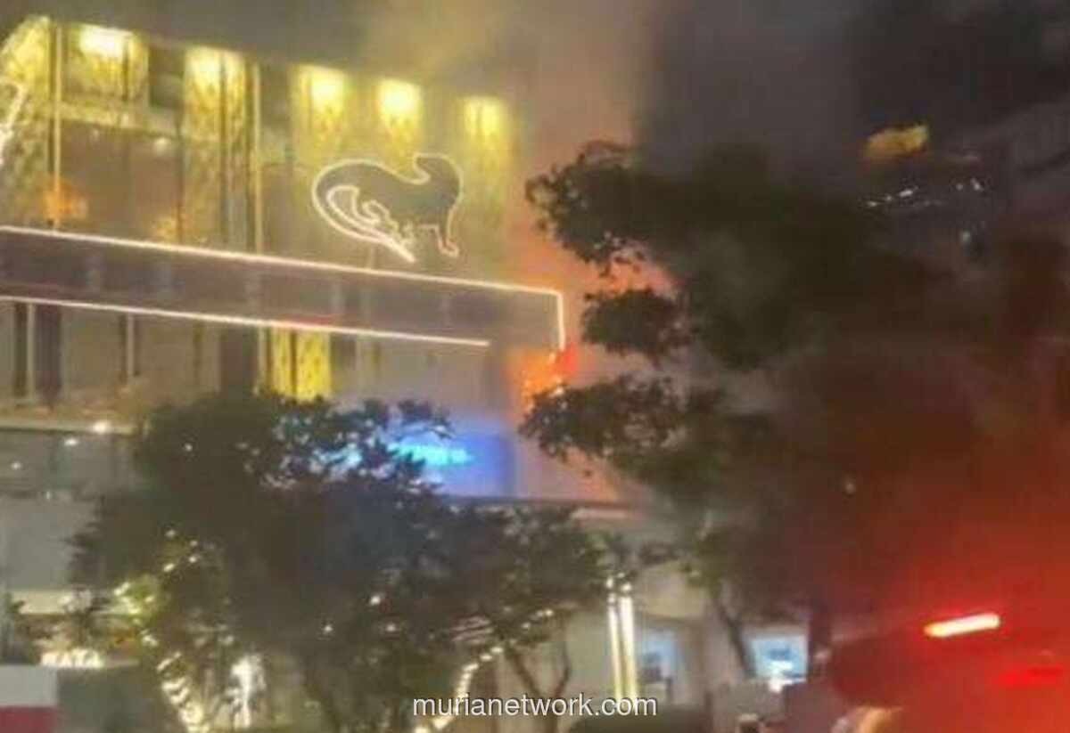 Tim Keamanan Mal Sarinah Padamkan Api Billboard di Thamrin