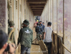 Deru Ekskavator di Malam Hari, Perjuangan Bersihkan Pesantren dari Kubangan Kayu dan Lumpur