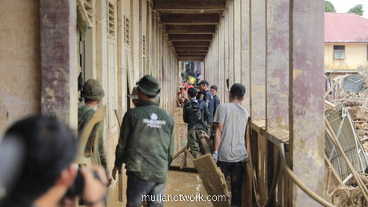 Deru Ekskavator di Malam Hari, Perjuangan Bersihkan Pesantren dari Kubangan Kayu dan Lumpur