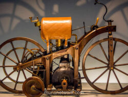 Dari Rangka Kayu hingga Mesin Bensin: Kisah Motor Pertama di Dunia