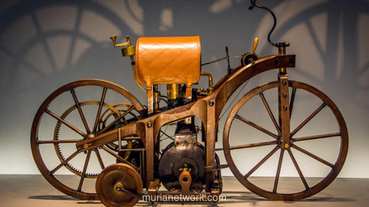 Dari Rangka Kayu hingga Mesin Bensin: Kisah Motor Pertama di Dunia