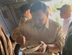 Prabowo Makan Ikan Tongkol Bersama Pengungsi Banjir Bireuen