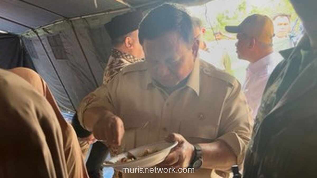 Prabowo Makan Ikan Tongkol Bersama Pengungsi Banjir Bireuen