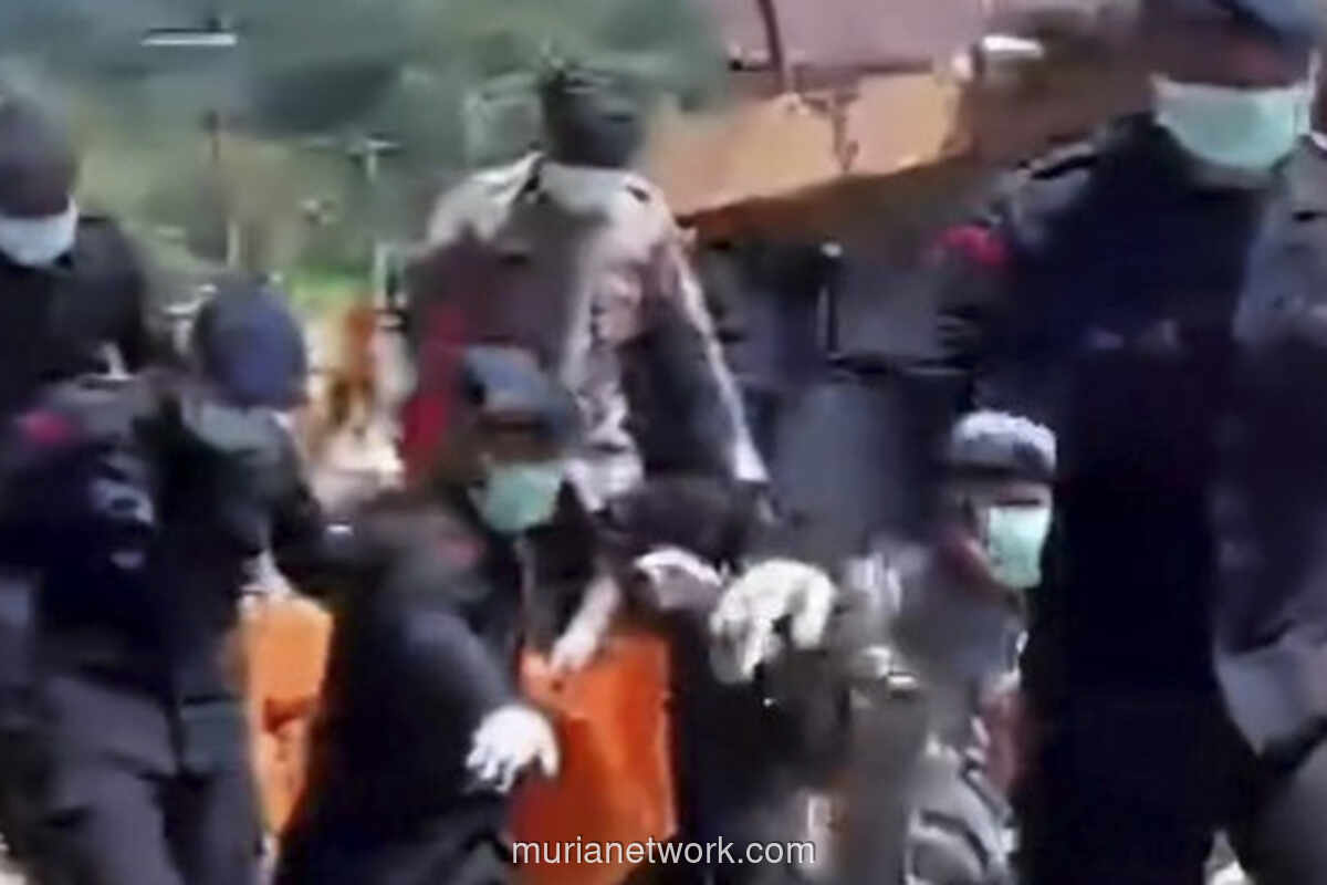 Detak Hati di Balik Longsor: Seorang Brimob Temukan Ibunya di Tumpukan Reruntuhan