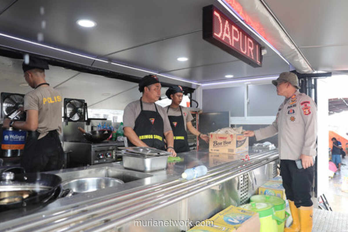 Dapur Brimob di Kuala Simpang: 300 Porsi Makanan dan Ribuan Liter Air Bersih untuk Pengungsi Banjir