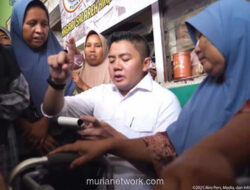 Teddy Lesehan di Posko, Dengar Curhat Ibu-ibu Terdampak Banjir Agam