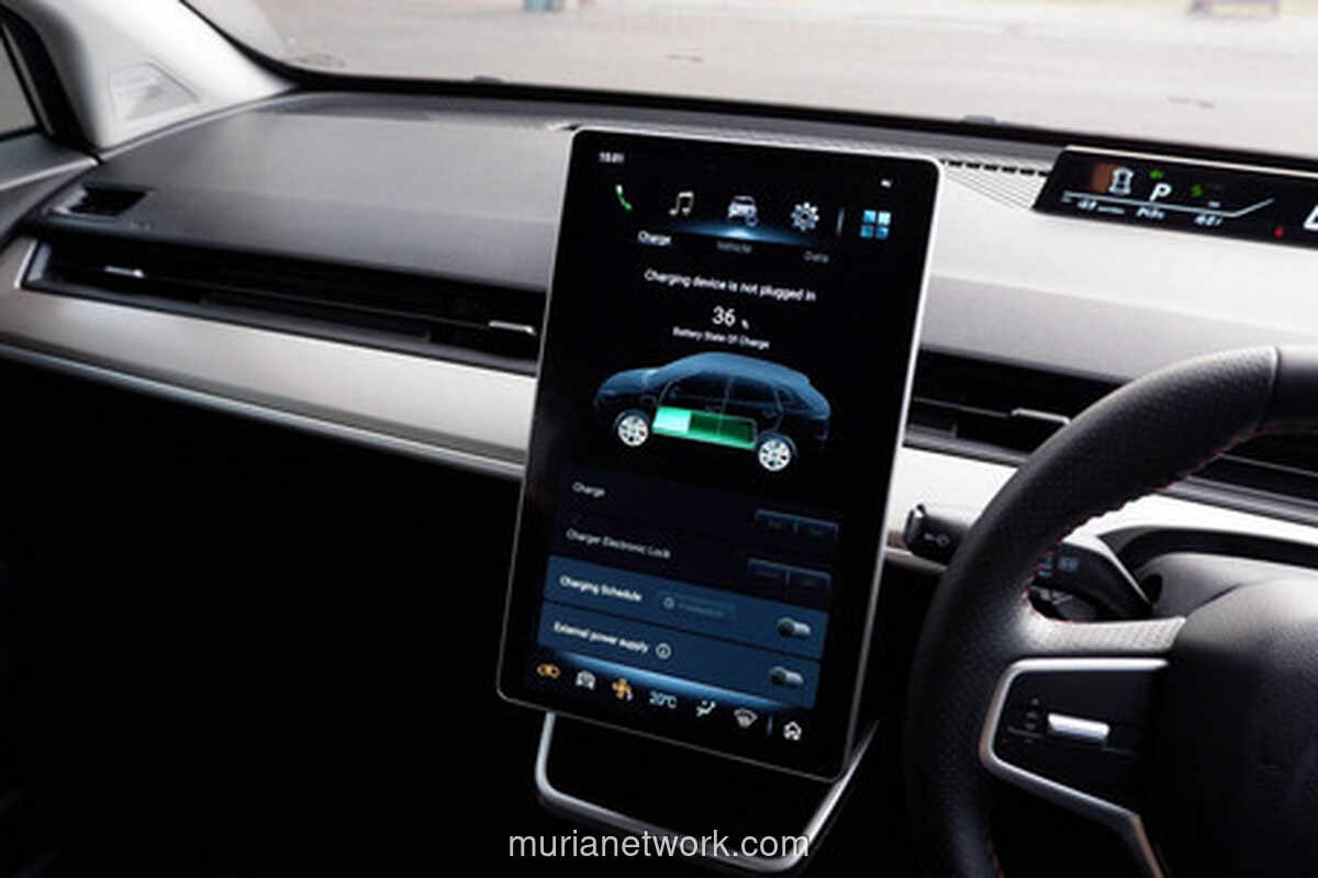 Tombol Fisik vs Layar Sentuh: Mana yang Lebih Aman Saat Nyetir?
