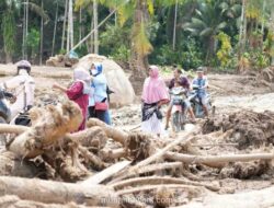 Dua Jam Berjuang di Bawah Runtuhan: Kisah Yuni Selamatkan Anak dari Amukan Galodo Agam