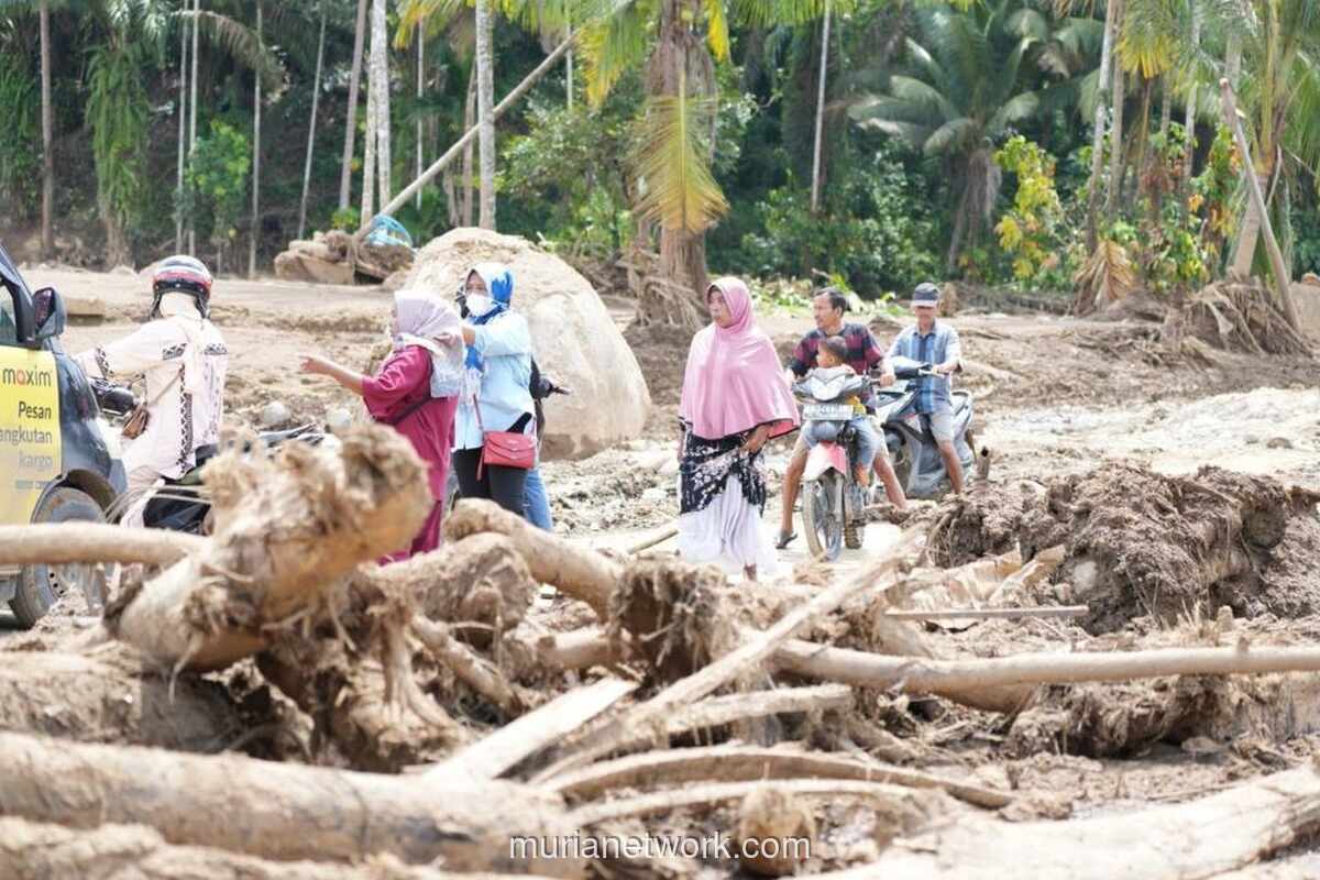 Dua Jam Berjuang di Bawah Runtuhan: Kisah Yuni Selamatkan Anak dari Amukan Galodo Agam