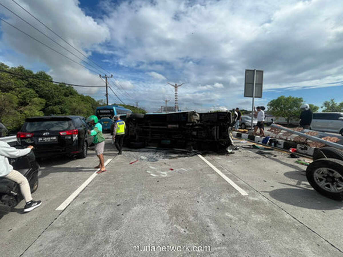 Sopir Ngantuk, Travel Rombongan Turis China Terbalik di Tol Bali Mandara