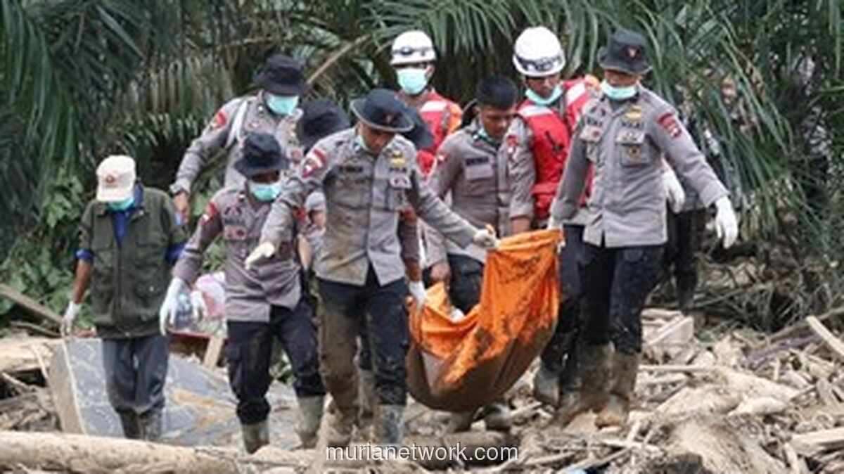 Brimob Riau Evakuasi Korban Terakhir Banjir Bandang Agam