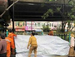 Terpal Tak Sanggup Tahan Amis Sampah di Flyover Ciputat