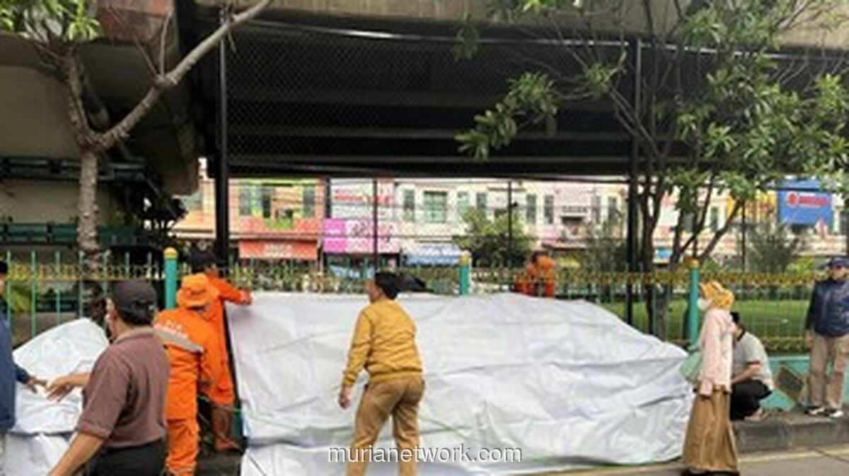 Terpal Tak Sanggup Tahan Amis Sampah di Flyover Ciputat