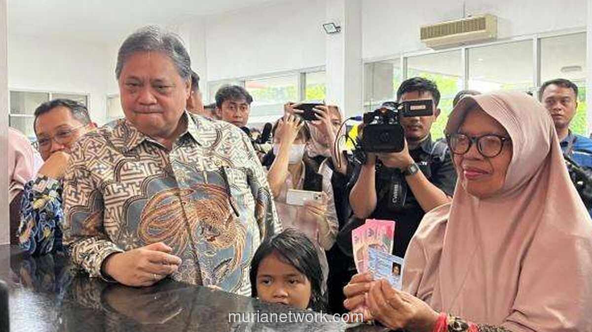 Menteri Airlangga Pantau Langsung Antrean BLT Rp900 Ribu di Kantor Pos