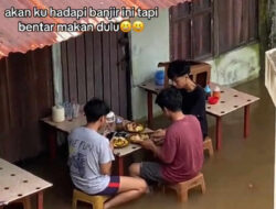 Banjir Setinggi Pinggang, Warga Pontianak Malah Asyik Makan di Warung