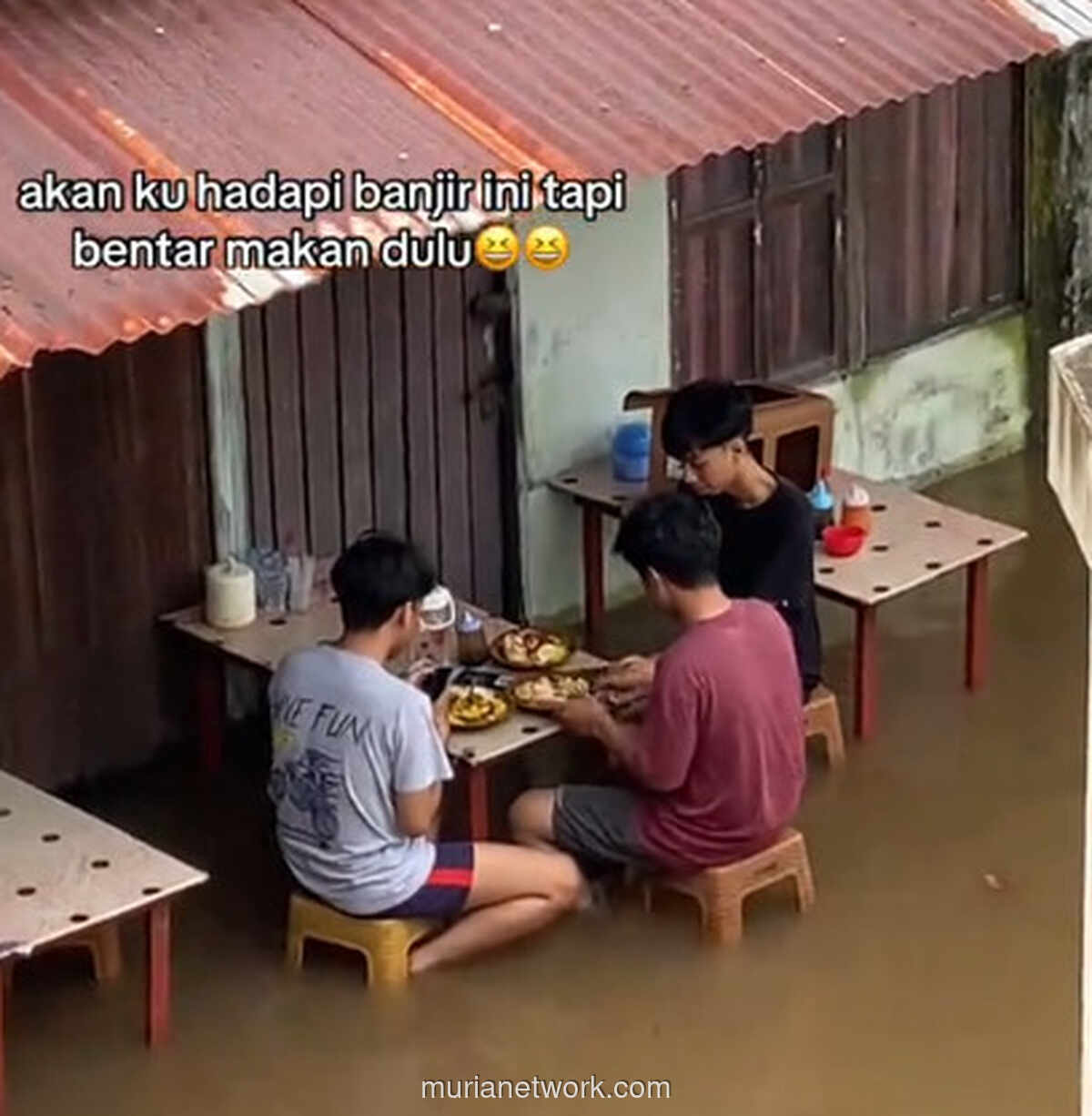 Banjir Setinggi Pinggang, Warga Pontianak Malah Asyik Makan di Warung