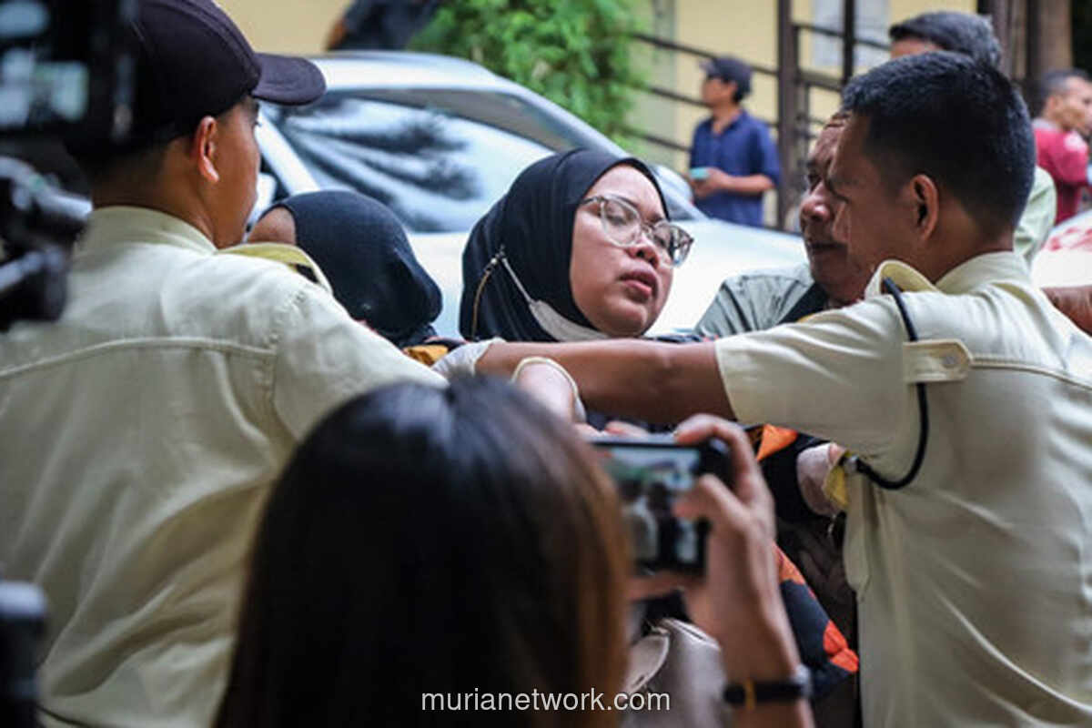 Tangis dan Pingsan Menyambut Peti Jenazah Korban Kebakaran Gedung Terra Drone