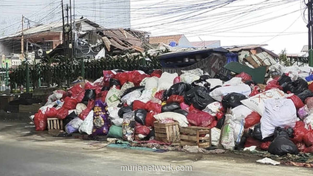 Sampah Menggunung di Bawah Flyover Ciputat, Warga Tahan Napas