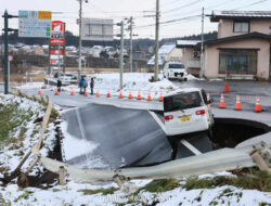 Mobil Terperosok di Jalan Ambruk, Dampak Gempa 7,5 M Guncang Jepang Utara