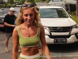 Bintang Film Dewasa Inggris Tersenyum Saat Diperiksa Imigrasi Bali