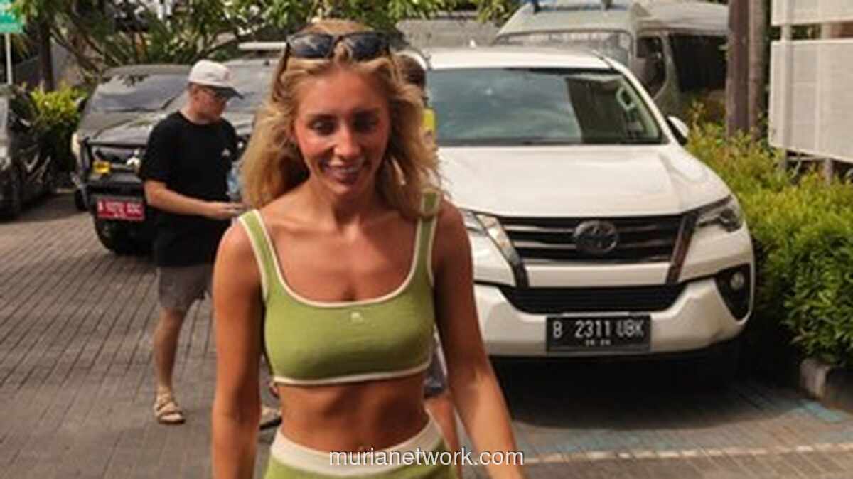 Bintang Film Dewasa Inggris Tersenyum Saat Diperiksa Imigrasi Bali