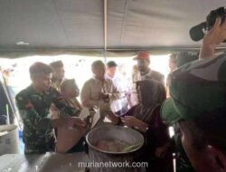 Prabowo Cicipi Langsung Ikan Tongkol di Dapur Pengungsian Aceh