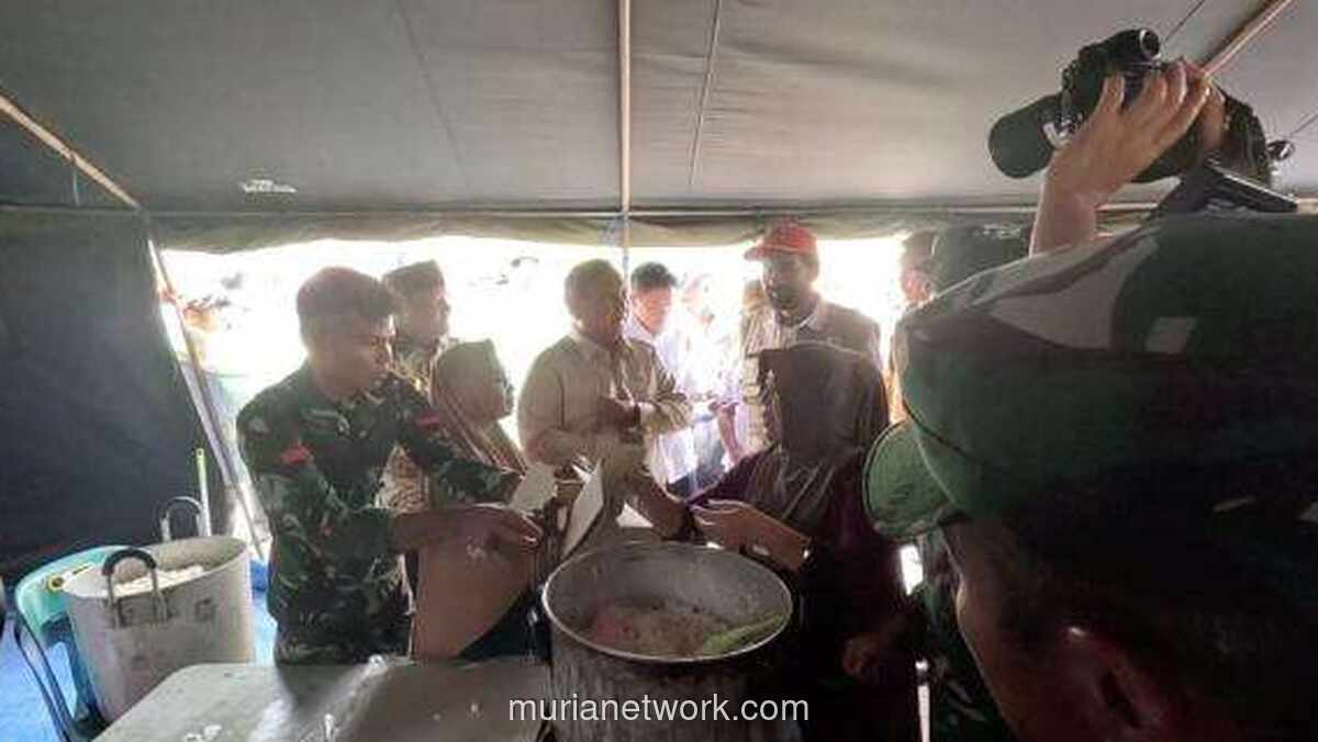 Prabowo Cicipi Langsung Ikan Tongkol di Dapur Pengungsian Aceh