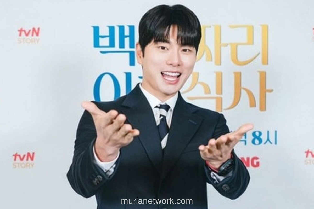 Lee Yi Kyung Tuang Isi Hati di Panggung AAA, Warganet Soroti Nama yang Hilang