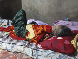 Nenek 85 Tahun Digotong ke Kantor Lurah Demima Dua Karung Beras