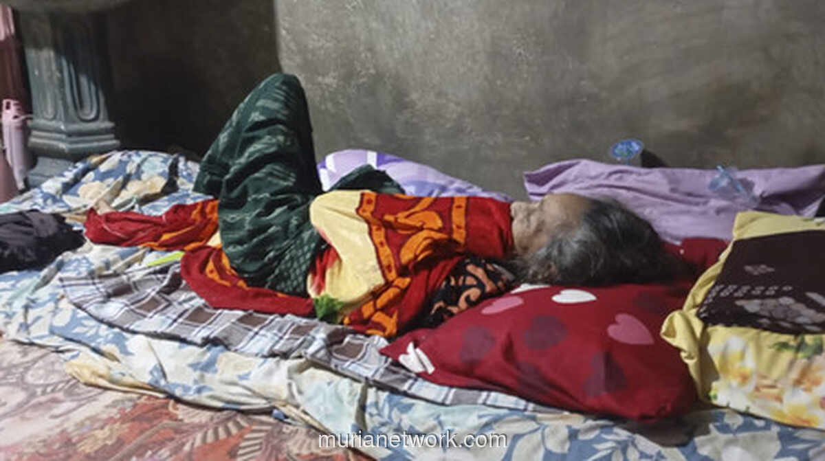 Nenek 85 Tahun Digotong ke Kantor Lurah Demima Dua Karung Beras