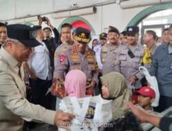 Kapolri Turun ke Stasiun Senen, Tinjau Langsung Arus Mudik Nataru