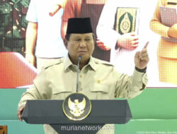 Prabowo Serahkan Kunci Rumah Subsidi ke Guru, Nelayan, hingga Tukang Pijat di Serang