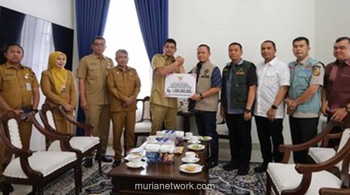 Wali Kota Pekanbaru Serahkan Bantuan Rp 1,5 Miliar untuk Korban Bencana Sumut