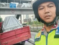 Truk Pecah Ban Depan RS Harapan Kita, Arus Slipi Tersendat Parah