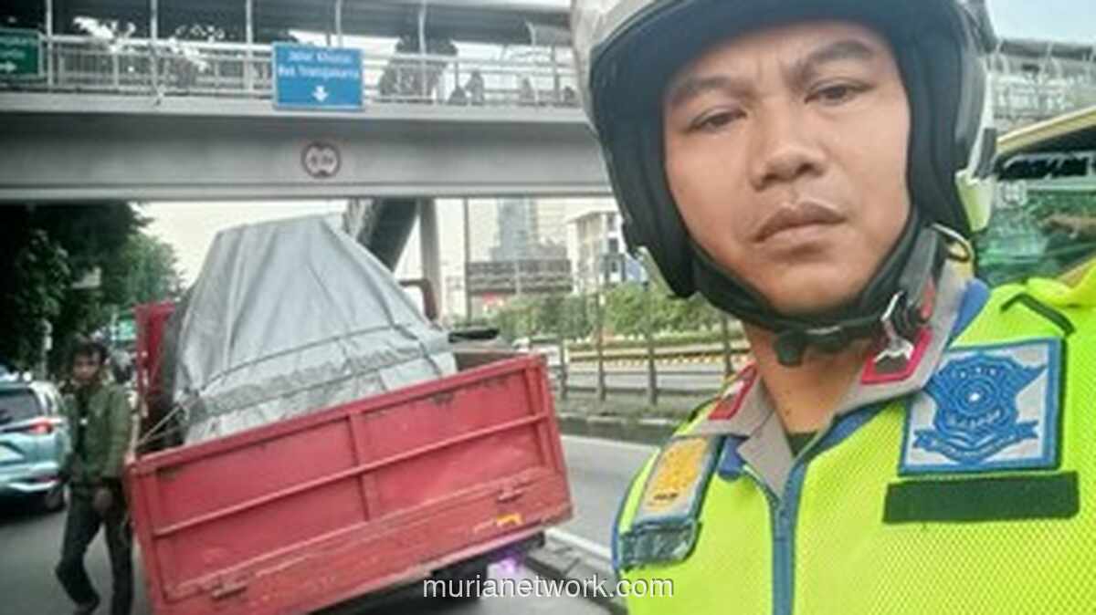 Truk Pecah Ban Depan RS Harapan Kita, Arus Slipi Tersendat Parah