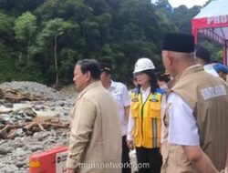 Prabowo Turun Langsung Pantau Perbaikan Jalan Porak-Poranda di Lembah Anai