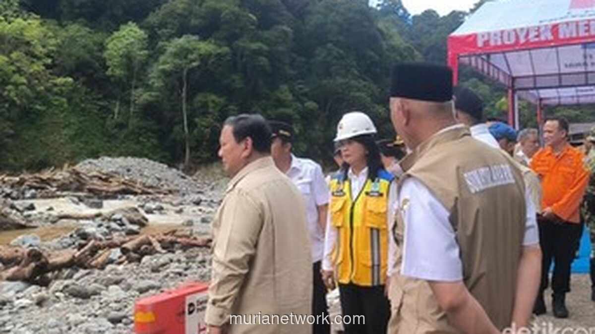 Prabowo Turun Langsung Pantau Perbaikan Jalan Porak-Poranda di Lembah Anai