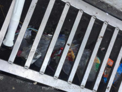 Kaki Terjebak Jeruji Besi, Damkar Bogor Selamatkan Ibu di Tepi Jalan