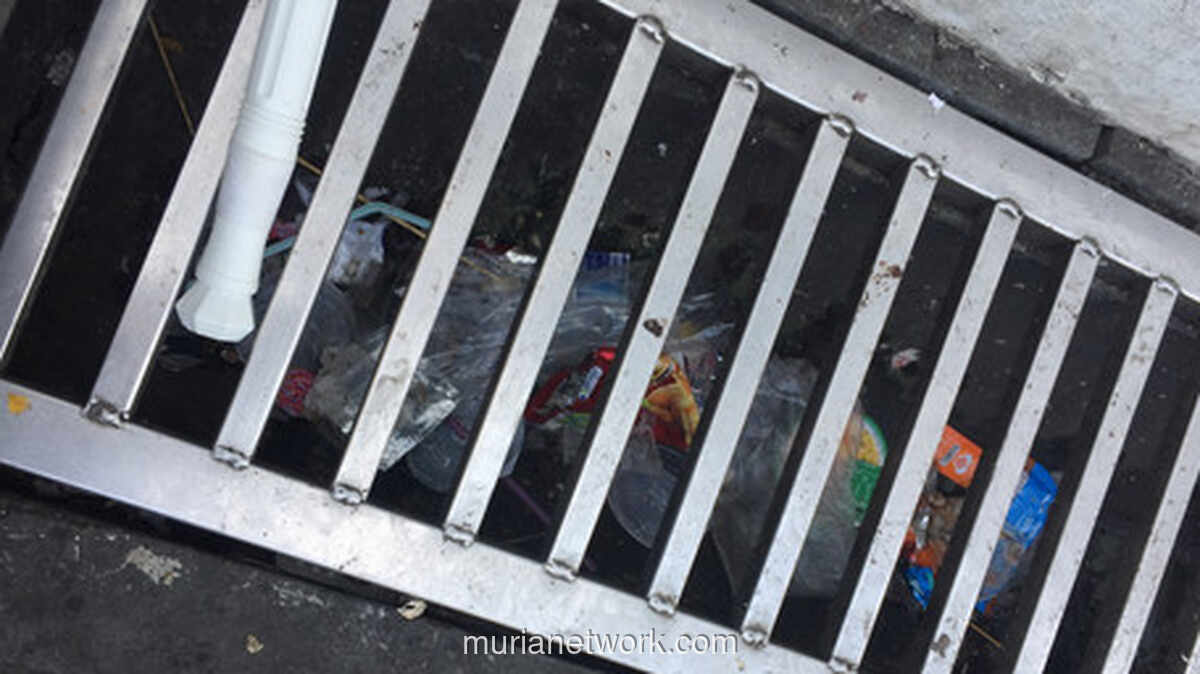 Kaki Terjebak Jeruji Besi, Damkar Bogor Selamatkan Ibu di Tepi Jalan