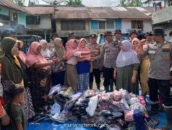 Antusias Warga Agam Sambut Bantuan Pakaian Pasca Banjir Bandang