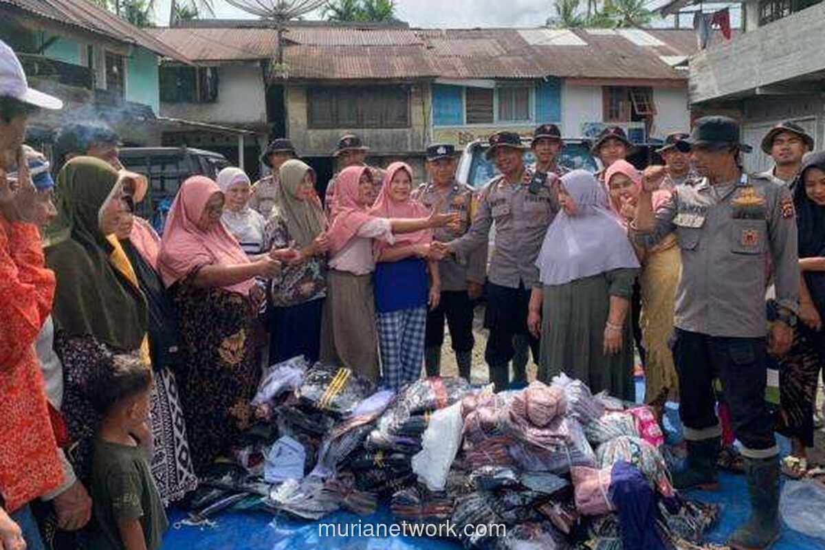 Antusias Warga Agam Sambut Bantuan Pakaian Pasca Banjir Bandang