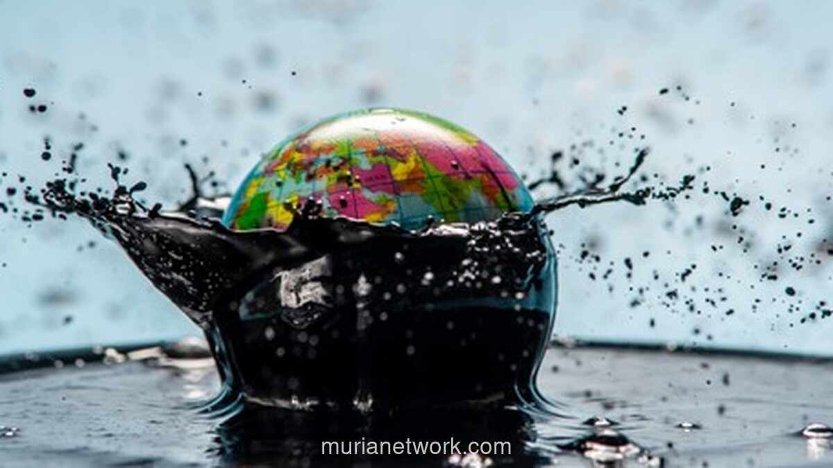 Harga Minyak Lesu, Pasar Terjepit Antara Ekonomi AS dan Gejolak Pasokan