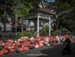 Sampah Membusuk Empat Hari di Kolong Flyover Ciputat, Warga Tersiksa Bau