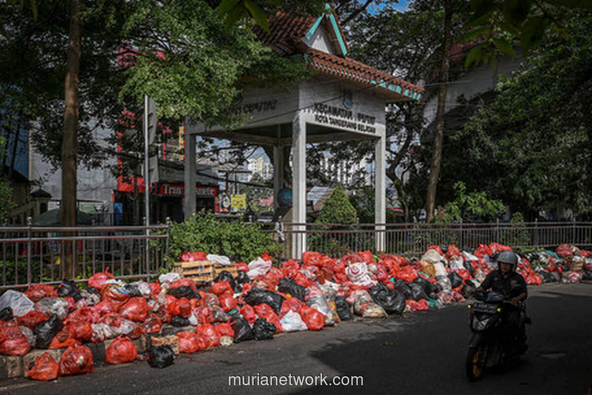 Sampah Membusuk Empat Hari di Kolong Flyover Ciputat, Warga Tersiksa Bau