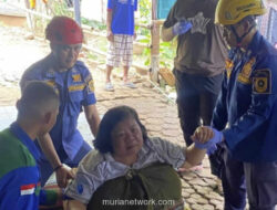 Damkar Bogor Evakuasi Perempuan Obesitas dengan Tandu Khusus