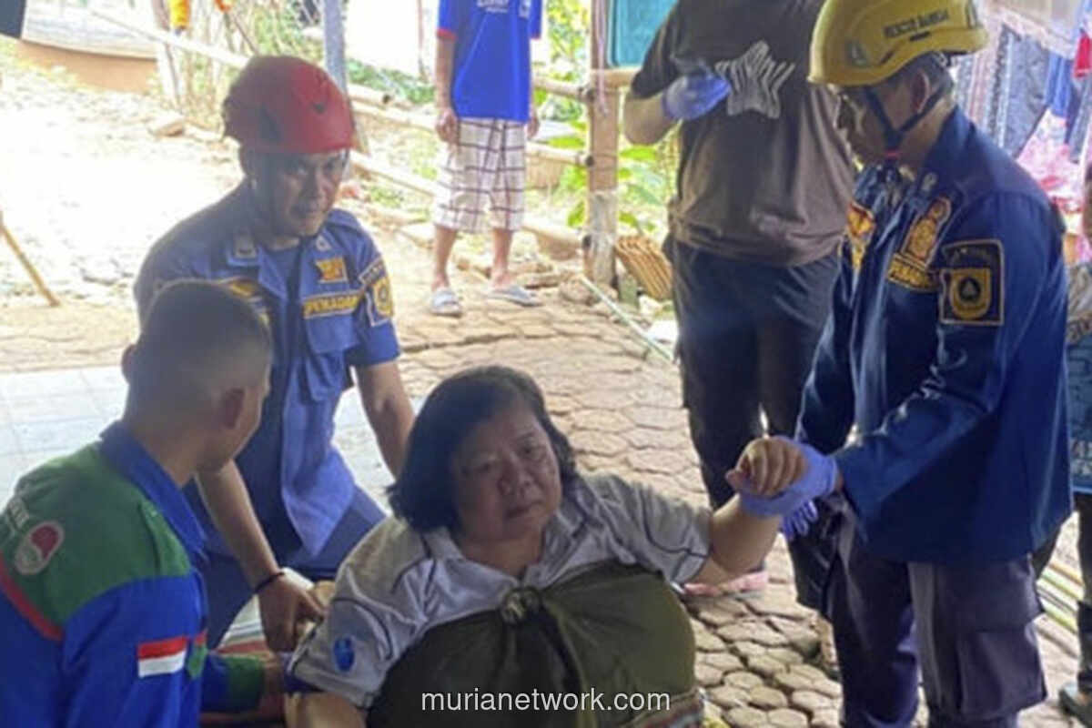 Damkar Bogor Evakuasi Perempuan Obesitas dengan Tandu Khusus