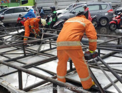 Satpol PP Bongkar 16 Reklame Rapuh Jelang Ancaman Cuaca Ekstrem
