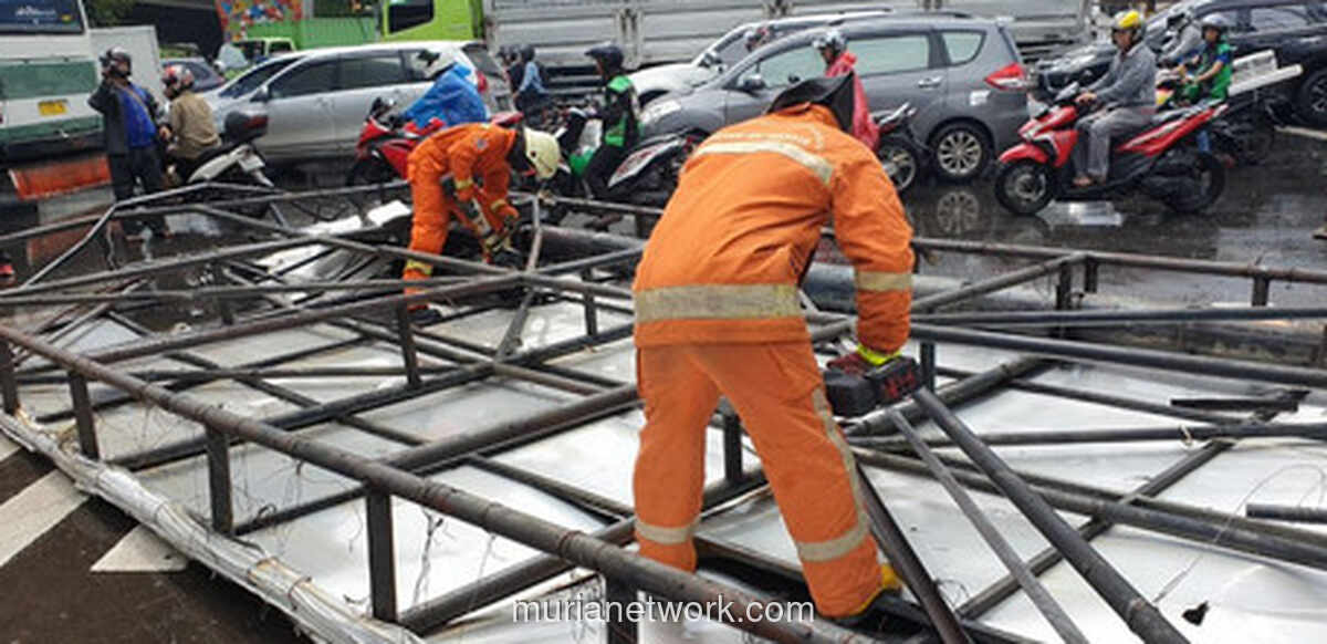 Satpol PP Bongkar 16 Reklame Rapuh Jelang Ancaman Cuaca Ekstrem